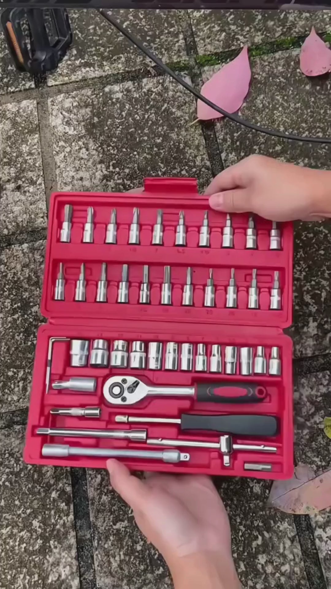 Clutch socket wrench set